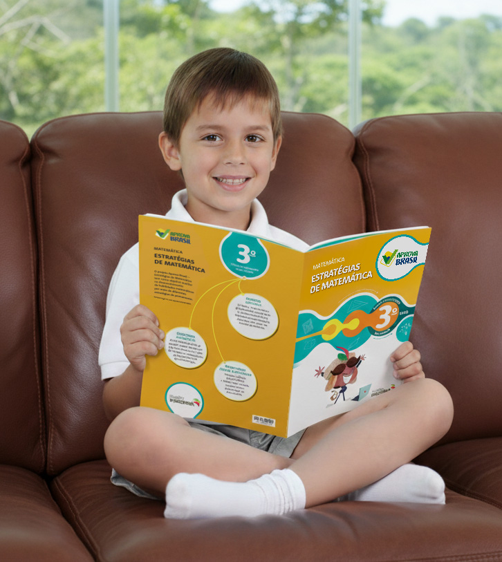 Menino com livro Estratégias de Matemática